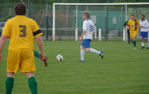 Le grand blond avec des chaussures noires