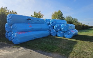 08 10 2025 ARRIVEE DE L'HERBE SYNTHETIQUE