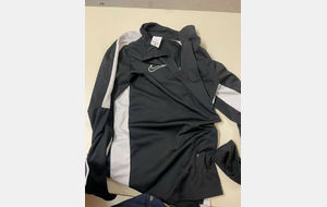 VESTE SURVETEMENT nike M trouvé à Louis bouillet